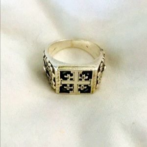 Gorgeous sterling silver cross ring